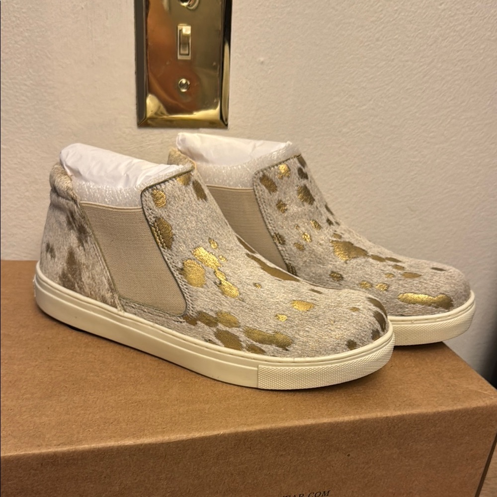 NWT Coconut by Matisse gold spot Harlan sneakers size 6.
